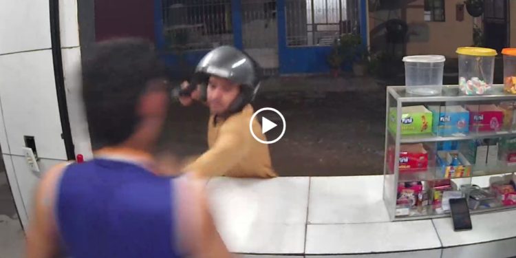 Vídeo: Bandido se dá mal ao levar arma falsa em assalto a taberna no Novo Israel