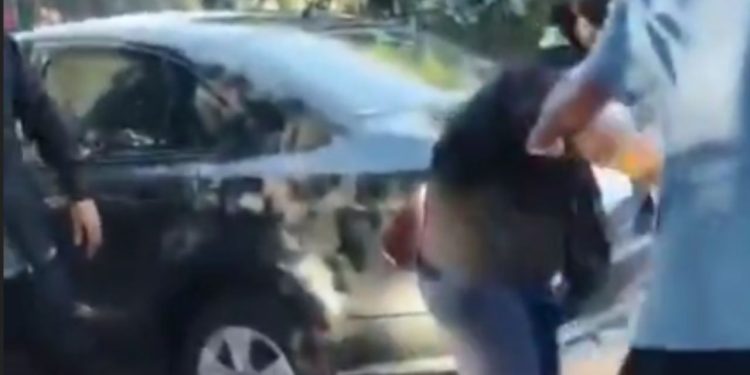 Mulher é agredida pelo marido por taco de baseball após ele descobrir infidelidade