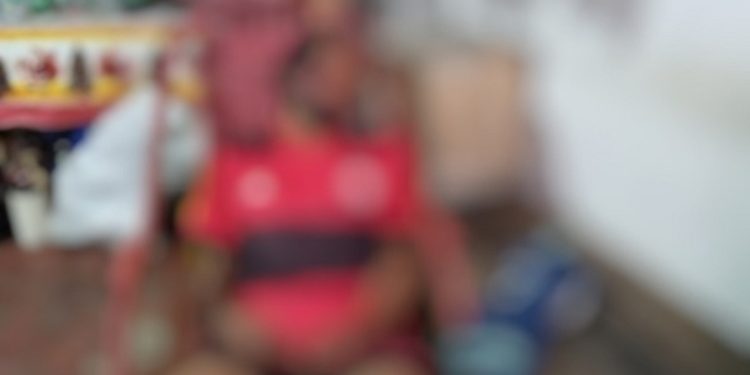 Veja: Vizinho ouve gritos de dor e encontra ‘Xuxinha’ todo ticado no terçado na Zona Leste de Manaus