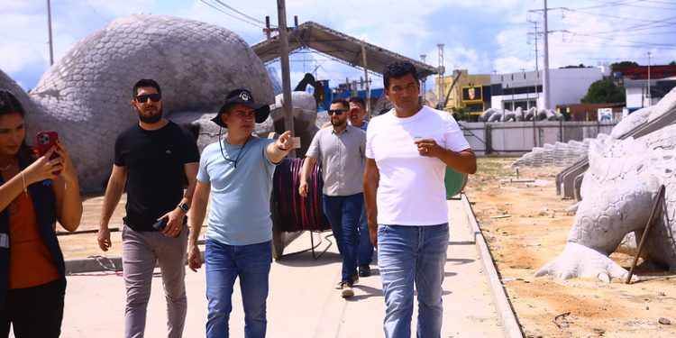 Prefeito vistoria fase final da obra da praça molhada do parque Gigantes da Floresta