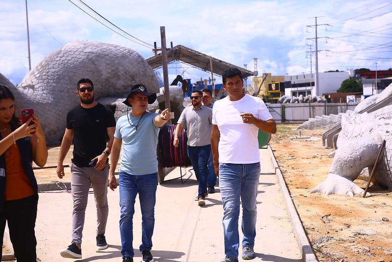 Prefeito vistoria fase final da obra da praça molhada do parque Gigantes da Floresta