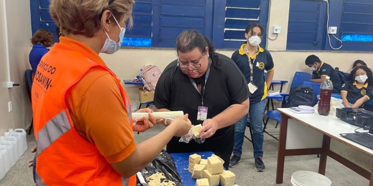 Moradores do Prosamin aprendem a fazer sabão ecológico