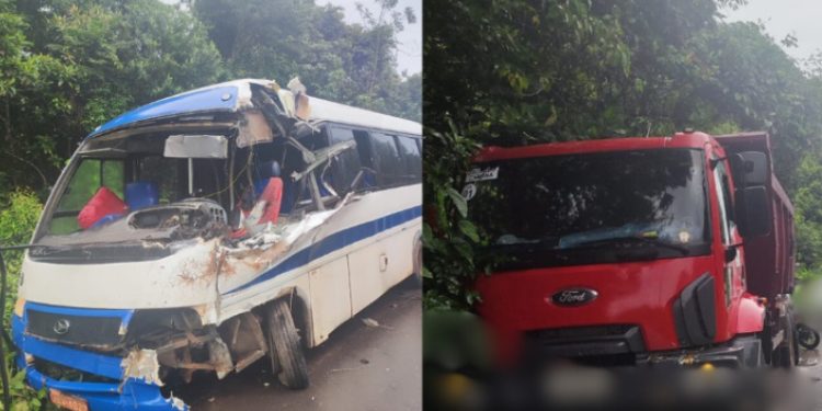 Ônibus escolar perde controle e bate violentamente na traseira de caçamba em Manaus