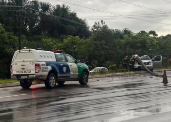 Picape fica destruída e mulher em estado grave ao ser atingida por poste no Tarumã