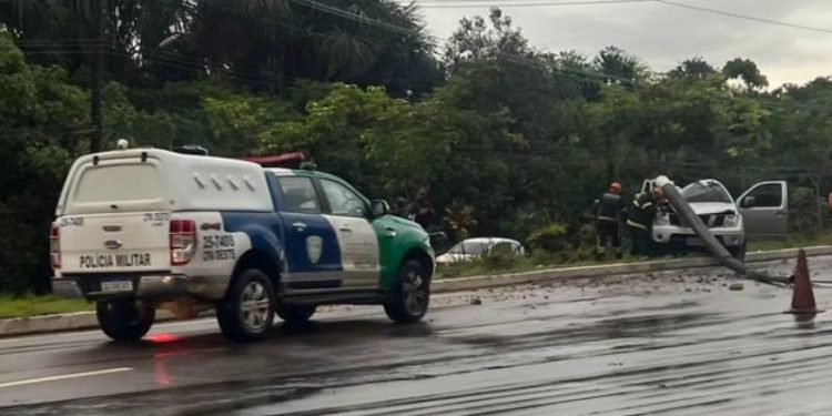 Picape fica destruída e mulher em estado grave ao ser atingida por poste no Tarumã
