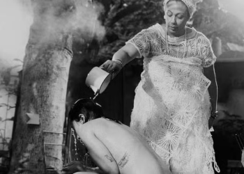 ‘Ritual de macumba’, criticam seguidores após Anitta lançar clipe produzido no terreiro