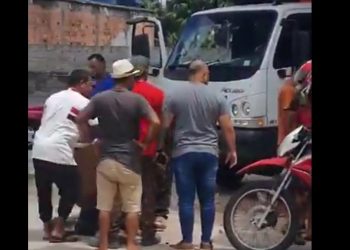 Vídeo: caminhão da TV LAR acerta moto e derruba casal em Manaus