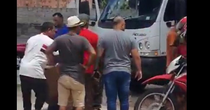 Vídeo: caminhão da TV LAR acerta moto e derruba casal em Manaus