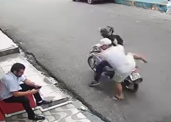 Vídeo: homem mexe no celular em Manaus e acaba roubado na rua