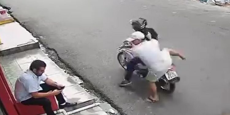 Vídeo: homem mexe no celular em Manaus e acaba roubado na rua