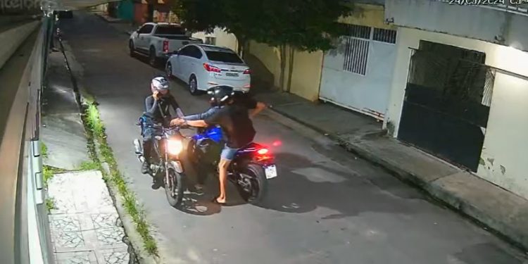 Vídeo: jovem se desespera após ser assaltado por motoqueiros em Manaus