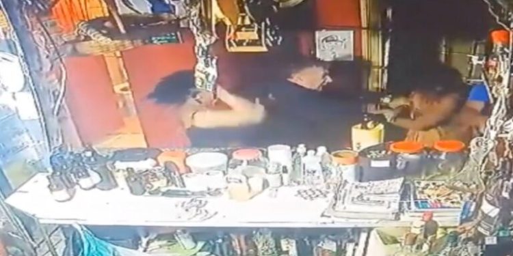 Vídeo: Mulher vai ‘frescar’ com a outra no bar do ex-marido e acaba morta com facada no pescoço