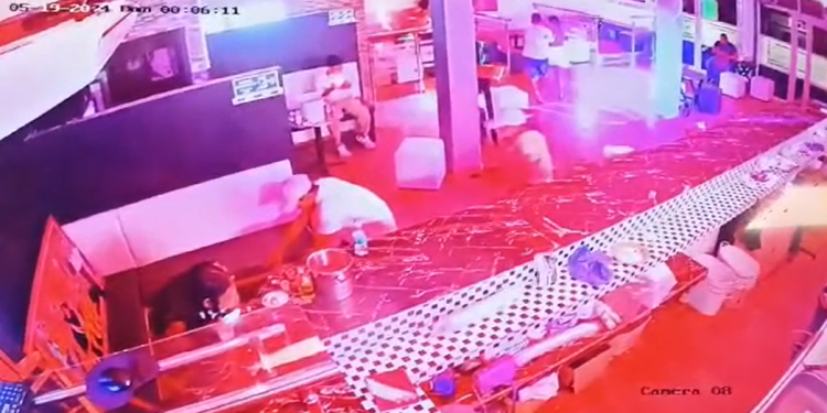 Vídeo: Na fronteira do AM, pistoleiros invadem bar e executam homem com vários tiros