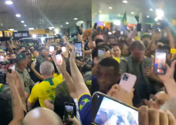 Vídeo: Multidão aos gritos de ‘mito, mito’ recepcionam Bolsonaro no aeroporto de Manaus