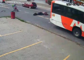 Atenção, vídeo forte: veja momento em que motoqueiro é esmagado por busão em Manaus