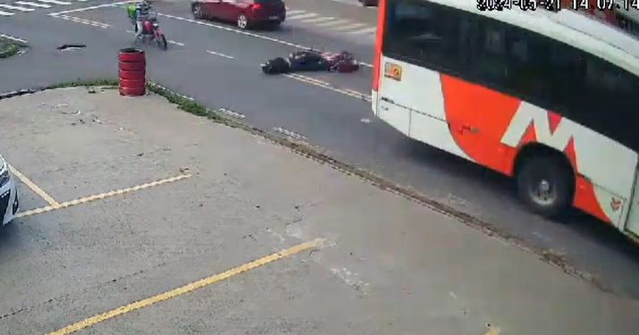 Atenção, vídeo forte: veja momento em que motoqueiro é esmagado por busão em Manaus