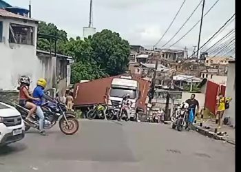 Vídeo: carreta pesando toneladas invade casa tentando subir ladeira em Manaus