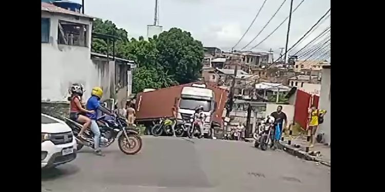 Vídeo: carreta pesando toneladas invade casa tentando subir ladeira em Manaus
