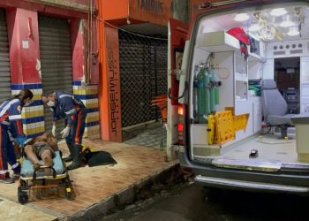 Vídeo: Em Manaus, homem chega na boca de fumo em momento de treta e acaba espancado