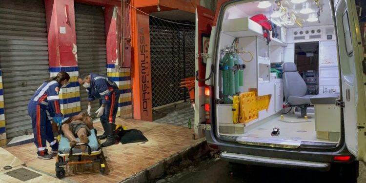 Vídeo: Em Manaus, homem chega na boca de fumo em momento de treta e acaba espancado