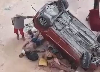 Vídeo: motorista perde controle do carro e despenca 5 metros em Manaus