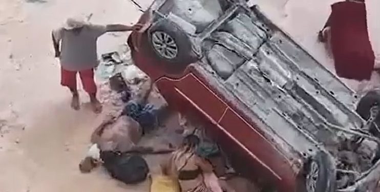 Vídeo: motorista perde controle do carro e despenca 5 metros em Manaus