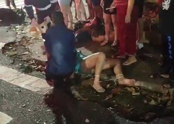 Vídeo: marido avança sinal, bate em carro de app e esposa “voa” da garupa dele em Manaus