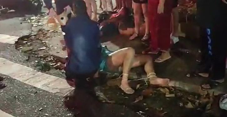 Vídeo: marido avança sinal, bate em carro de app e esposa “voa” da garupa dele em Manaus