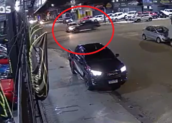 Vídeo mostra acidente na Praça 14 entre dois carros que deixou três feridos; veja