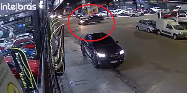 Vídeo mostra acidente na Praça 14 entre dois carros que deixou três feridos; veja