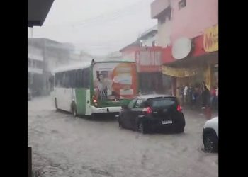 Vídeo: temporal transforma ruas de Manaus em igarapés