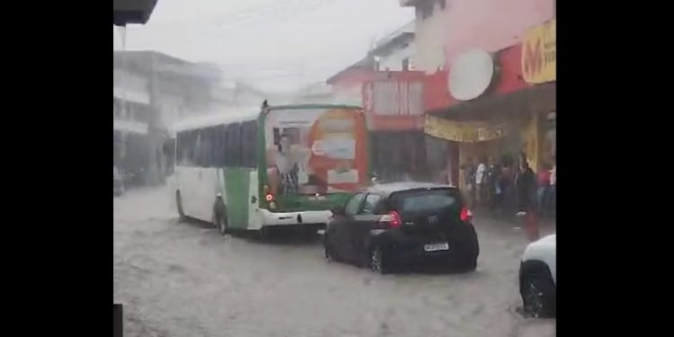Vídeo: temporal transforma ruas de Manaus em igarapés