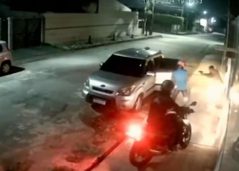 Vídeo: Policial de folga reage em assalto e dispara tiros em três ladrões