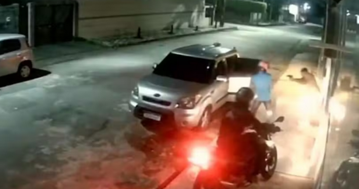 Vídeo: Policial de folga reage em assalto e dispara tiros em três ladrões