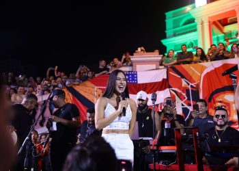 Povo vai em peso ao Largo para fazer doações ao RS em show de Uendel Pinheiro com Isabelle Nogueira