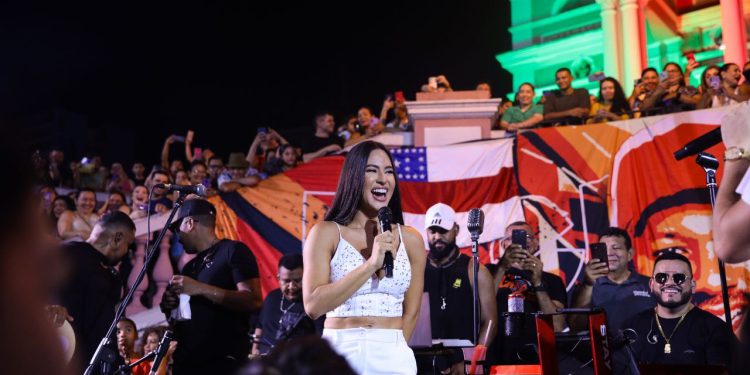 Povo vai em peso ao Largo para fazer doações ao RS em show de Uendel Pinheiro com Isabelle Nogueira