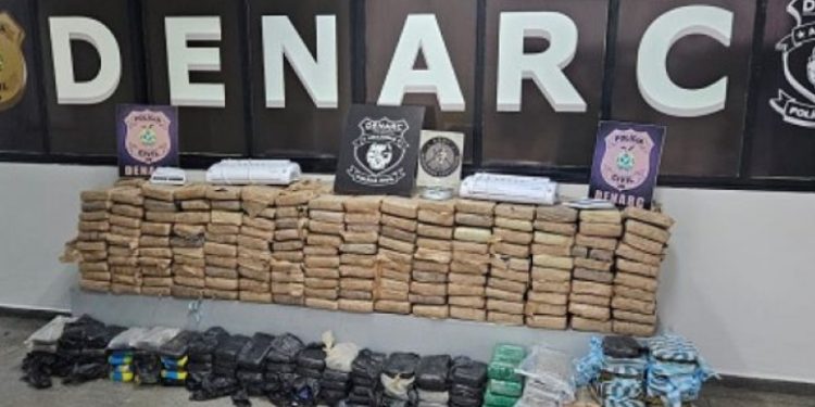 Mãe e filhos são presos com R$ 7 milhões em maconha em Manaus