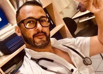 Enfermeiro é furado até a morte dentro de casa