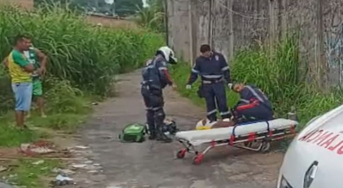 Em Manaus, marido ataca a esposa a facadas e ela é encontrada ‘banhada’ em sangue