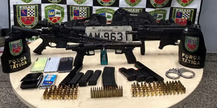 Família é algemada e encontrada dentro de carro de PM após ser sequestrada em Manaus