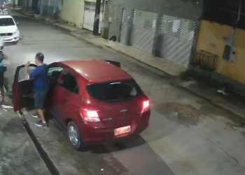 Vídeo mostra criminosos levando carro de família que chegava em casa em Manaus; veja