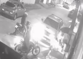 Vídeos: bandidos em motos atacam pai e filho para roubar Hilux em Manaus