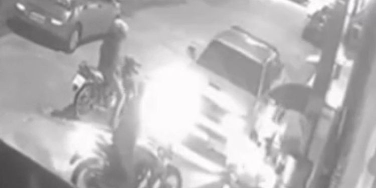 Vídeos: bandidos em motos atacam pai e filho para roubar Hilux em Manaus