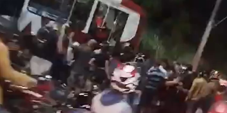 Passageiros enfurecidos matam assaltante de ônibus em Manaus