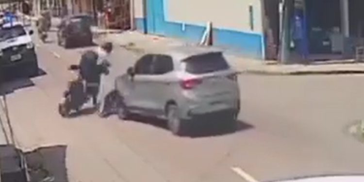 Vídeo: motoqueiro de app tenta ultrapassar e voa pelos ares com passageira em Manaus