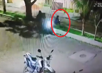 Vídeo: Curtindo a noite em frente de casa, idoso é abordado por três criminosos e roubado em Tefé