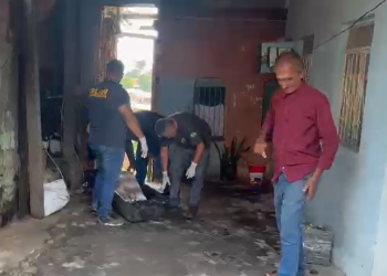 Vídeo: Homem cai morto na casa do tio após pedir ajuda ao levar facada no bairro Japiim