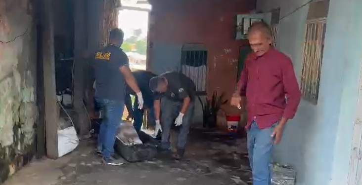Vídeo: Homem cai morto na casa do tio após pedir ajuda ao levar facada no bairro Japiim
