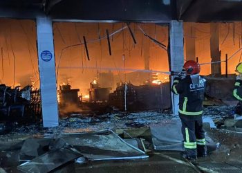 Incêndio em Manacapuru reduz supermercado à cinza e destruição
