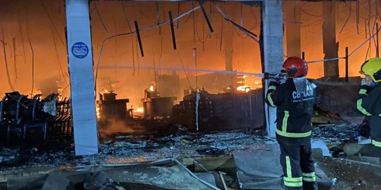 Incêndio em Manacapuru reduz supermercado à cinza e destruição